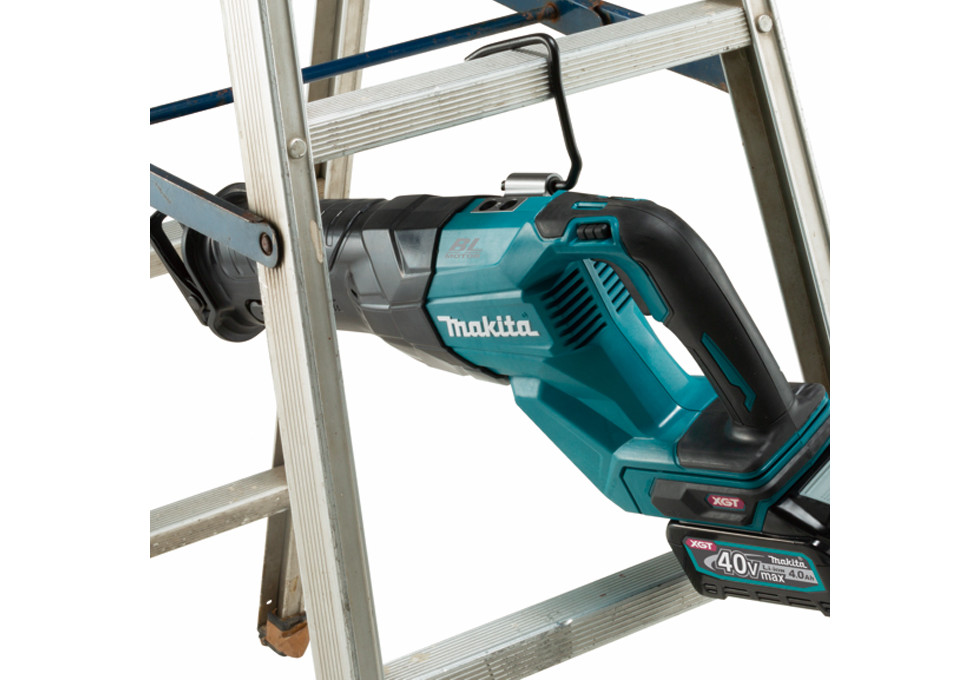 Makita reciprocating saw with battery and charger 2025